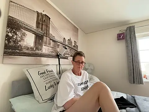 Snapshot of Curvy-Jinx chatting on March 16, 2026, 12:42 pm Curvy-Jinx online show from March 16, 2026, 12:42 pm