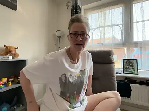Snapshot of Curvy-Jinx chatting on March 19, 2026, 8:29 am Curvy-Jinx online show from March 19, 2026, 8:29 am