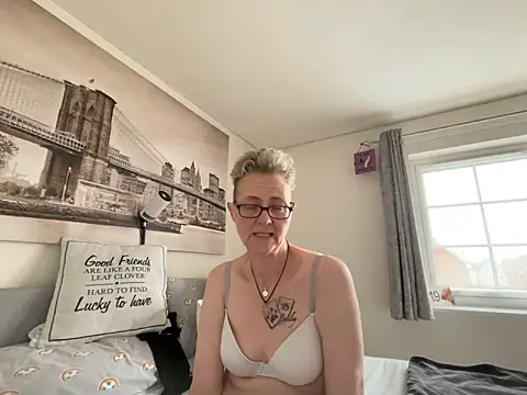 Snapshot of Curvy-Jinx chatting on April 15, 2026, 7:48 am Curvy-Jinx online show from April 15, 2026, 7:48 am