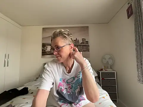 Snapshot of Curvy-Jinx chatting on April 17, 2026, 7:33 am Curvy-Jinx online show from April 17, 2026, 7:33 am