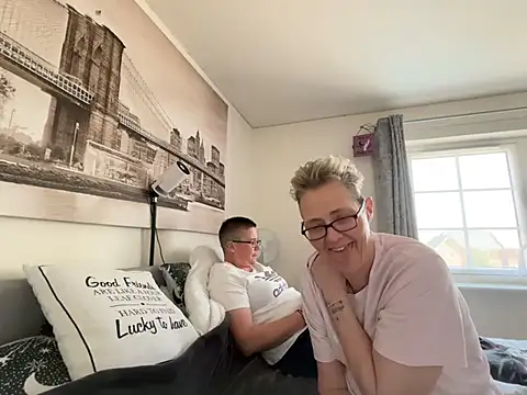 Snapshot of Curvy-Jinx chatting on April 22, 2026, 9:44 am Curvy-Jinx online show from April 22, 2026, 9:44 am