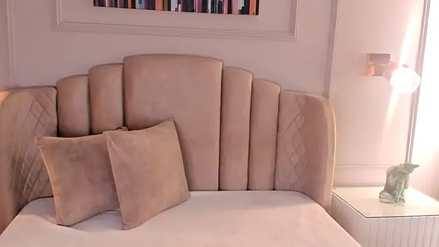 mia kisses2 online show from November 27, 2025, 2:13 am