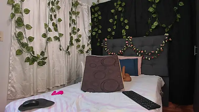 Snapshot of Delilah_85 chatting on April 30, 2026, 8:57 pm Delilah 85 online show from April 30, 2026, 8:57 pm