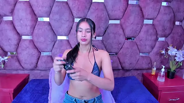 Miaa Davis  online show from December 19, 2025, 3:02 am