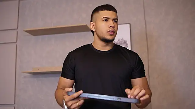 Snapshot of Thiago_Valente chatting on May 4, 2026, 1:18 pm Thiago Valente online show from May 4, 2026, 1:18 pm