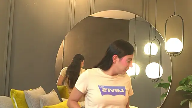 Ariaa Isabell online show from April 8, 2026, 6:52 pm