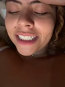 Snapshot of Chloe_Leaozinho chatting on May 15, 2026, 11:34 pm Chloe Leaozinho online show from May 15, 2026, 11:34 pm