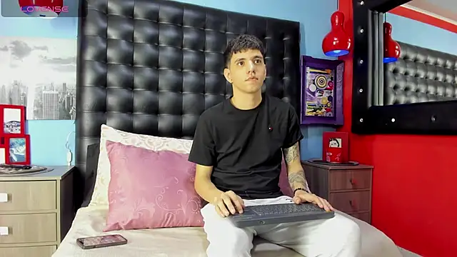 Matteo12  online show from October 5, 2025, 4:00 am