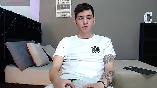 Matteo12  online show from December 15, 2025, 4:50 am