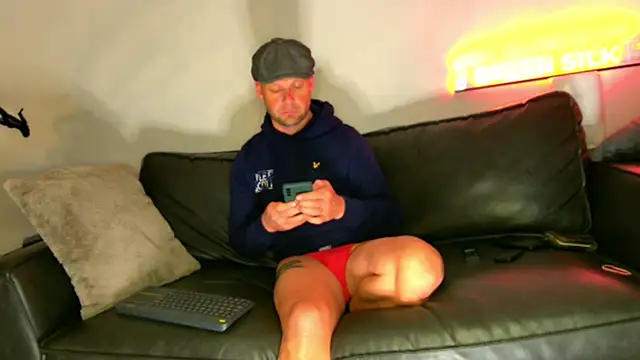 Snapshot of BRIANSILK77 chatting on March 4, 2026, 9:54 pm BRIANSILK77 online show from March 4, 2026, 9:54 pm