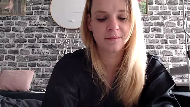 Snapshot of SexyMilf_37 chatting on June 14, 2026, 11:12 am SexyMilf 37 online show from June 14, 2026, 11:12 am