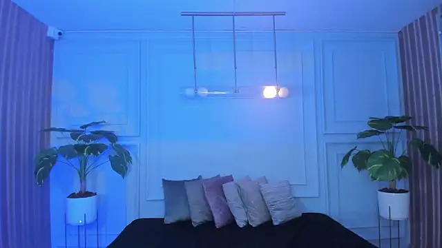 keytinthomson  online show from April 21, 2026, 7:28 pm