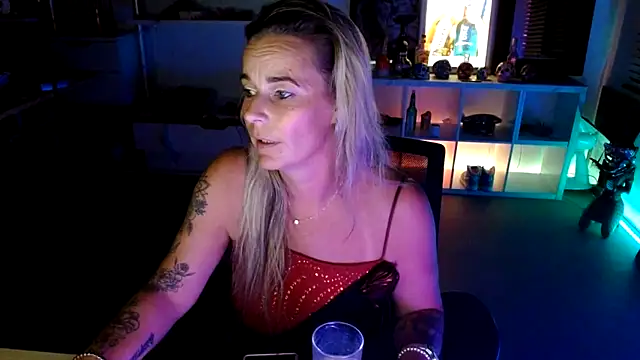 Snapshot of Mrs-Aurora chatting on October 5, 2025, 8:07 pm Mrs-Aurora online show from October 5, 2025, 8:07 pm