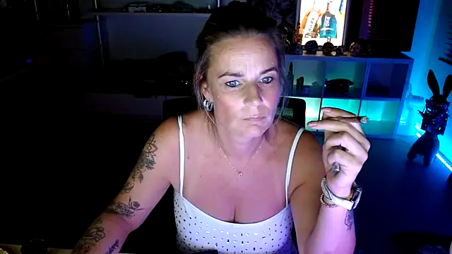 Snapshot of Mrs-Aurora chatting on October 13, 2025, 8:42 pm Mrs-Aurora online show from October 13, 2025, 8:42 pm