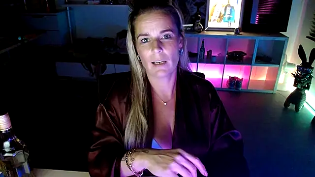 Snapshot of Mrs-Aurora chatting on October 16, 2025, 12:55 am Mrs-Aurora online show from October 16, 2025, 12:55 am