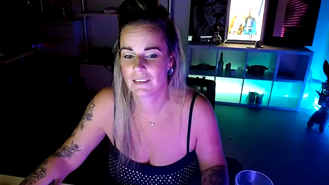 Snapshot of Mrs-Aurora chatting on October 16, 2025, 9:16 pm Mrs-Aurora online show from October 16, 2025, 9:16 pm