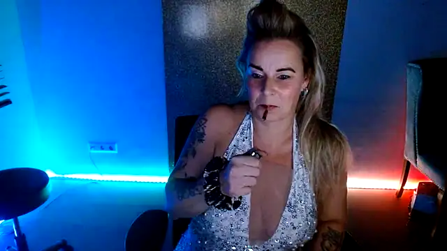 Snapshot of Mrs-Aurora chatting on November 25, 2025, 7:58 pm Mrs-Aurora online show from November 25, 2025, 7:58 pm