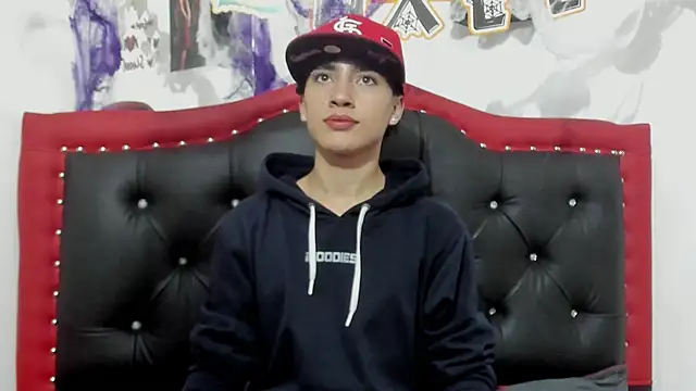 Snapshot of Thiago_Divine_ chatting on October 17, 2025, 10:56 pm Thiago Divine online show from October 17, 2025, 10:56 pm