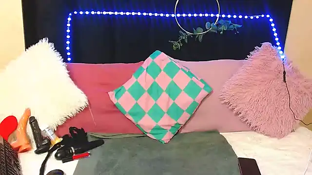 AmazingDarkDoll online show from November 21, 2025, 4:05 pm