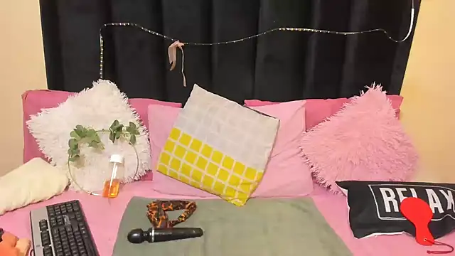 AmazingDarkDoll online show from February 23, 2026, 5:43 pm