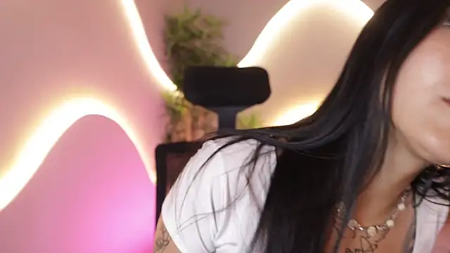 Emma and Issac online show from April 7, 2026, 8:42 pm