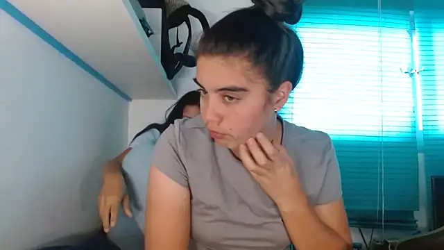 Arieeel 09 online show from April 15, 2026, 4:03 pm