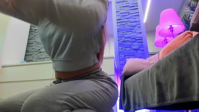 Reina Cummings online show from April 3, 2026, 6:33 am