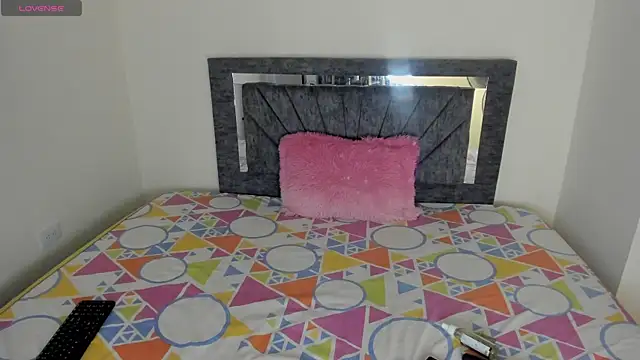 Laurasofia01 online show from April 5, 2026, 3:09 pm