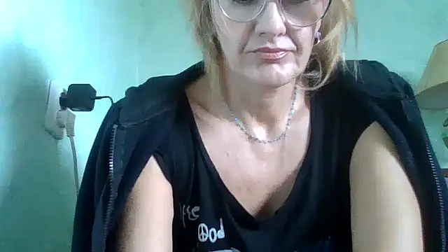 Snapshot of TianaQLove chatting on October 19, 2025, 9:10 am TianaQLove online show from October 19, 2025, 9:10 am