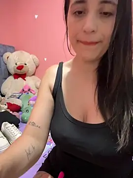 GiaDuque online show from November 5, 2025, 11:43 am