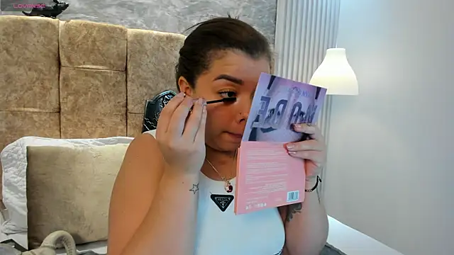 leilapons online show from October 31, 2025, 5:03 pm