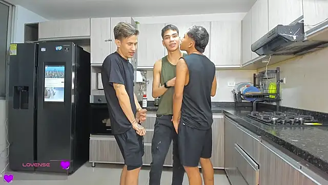 Bisexlifehot   online show from February 7, 2026, 11:08 pm