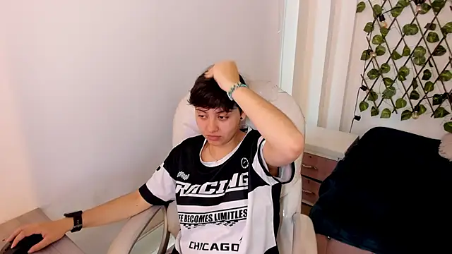 Nathaly ds online show from November 18, 2025, 7:40 pm