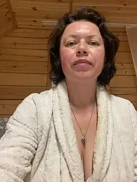 Snapshot of Kiravix chatting on April 5, 2026, 7:44 pm Kiravix online show from April 5, 2026, 7:44 pm