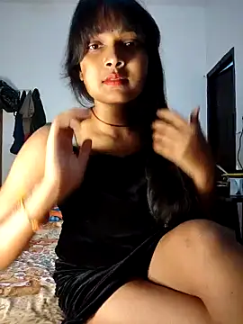 Snapshot of RAYI_Queen_2 chatting on October 19, 2025, 6:52 pm RAYI Queen 2 online show from October 19, 2025, 6:52 pm