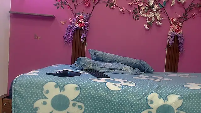 Snapshot of skinnybarbie022 chatting on September 19, 2025, 12:45 am skinnybarbie022 online show from September 19, 2025, 12:45 am