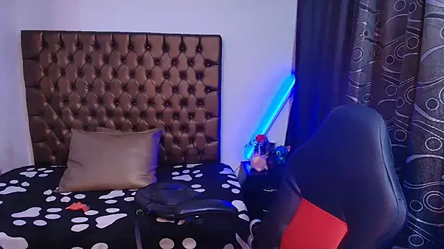 lailahdark online show from April 4, 2026, 8:28 pm