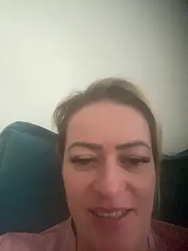 Snapshot of Alerquinasc chatting on February 1, 2026, 9:57 pm Alerquinasc online show from February 1, 2026, 9:57 pm