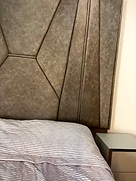 Isabela Colins online show from September 18, 2025, 1:13 pm