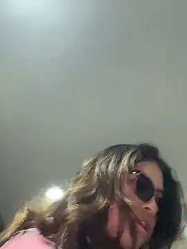 Isabela Colins online show from September 22, 2025, 12:40 pm