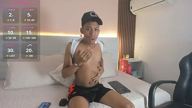 Brunette  boy online show from September 13, 2025, 3:39 am