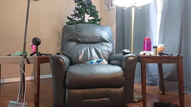 Single White Male online show from November 10, 2025, 4:28 pm