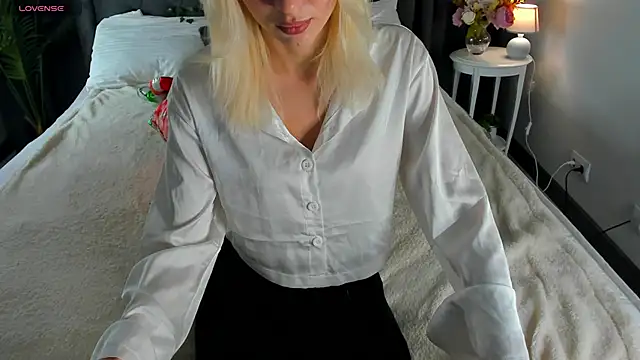 Snapshot of cute_luucy chatting on December 17, 2025, 6:03 pm cute luucy online show from December 17, 2025, 6:03 pm
