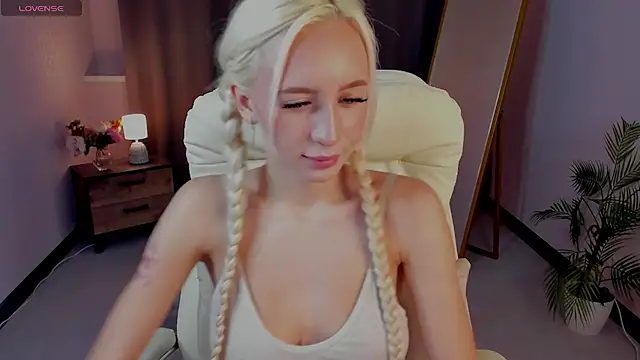 Snapshot of cute_luucy chatting on February 28, 2026, 4:02 am cute luucy online show from February 28, 2026, 4:02 am