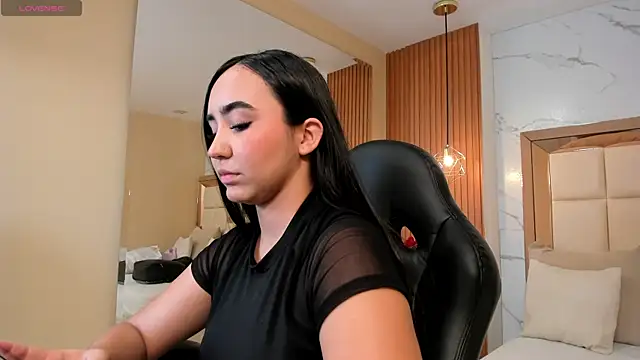 julieta rosee online show from February 23, 2026, 9:34 pm