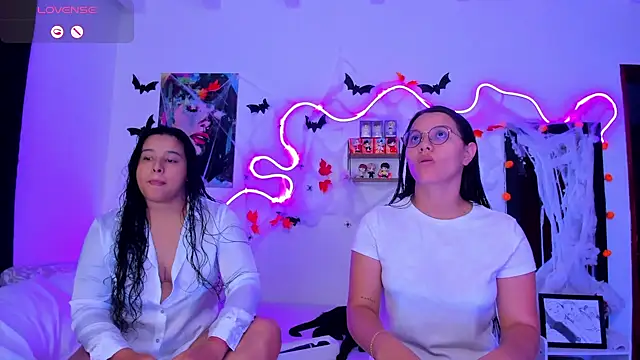 Snapshot of Dilan_and_Mia chatting on October 17, 2025, 10:56 pm Dilan and Mia online show from October 17, 2025, 10:56 pm