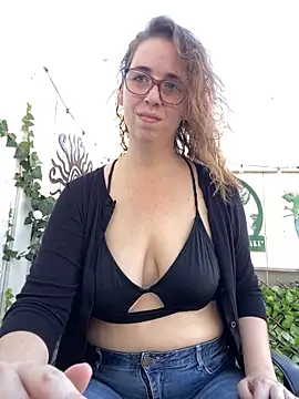 Snapshot of sweetsocalgirl chatting on September 15, 2025, 11:27 pm sweetsocalgirl online show from September 15, 2025, 11:27 pm