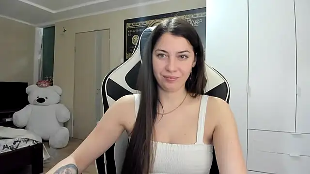 Snapshot of EmiLovsi chatting on October 12, 2025, 7:24 pm EmiLovsi online show from October 12, 2025, 7:24 pm