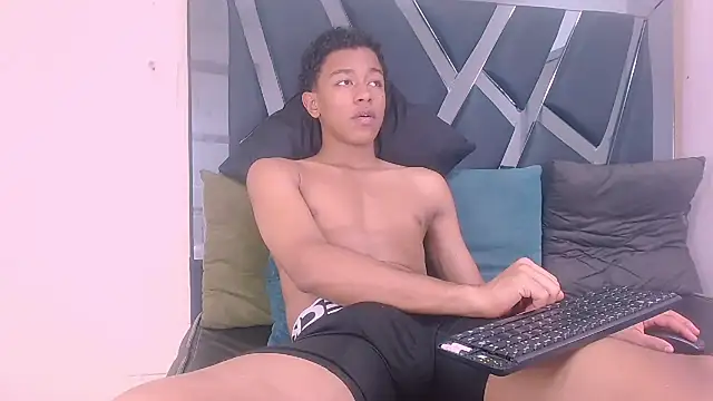 Snapshot of Rocco_Grey chatting on October 16, 2025, 7:48 pm Rocco Grey online show from October 16, 2025, 7:48 pm