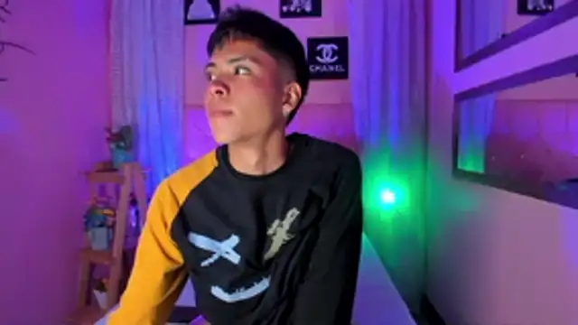 Snapshot of MaxiWildd chatting on November 24, 2025, 1:00 pm MaxiWildd online show from November 24, 2025, 1:00 pm